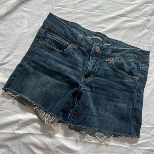 American Eagle low waisted denim shorts 🪐